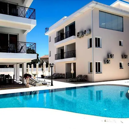 Apartment Dixie, 2 Bedroom Apartment By The Beach لارنكا